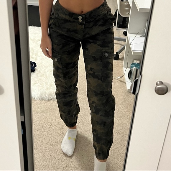 NEW Camouflage cargo pants - Picture 2 of 2